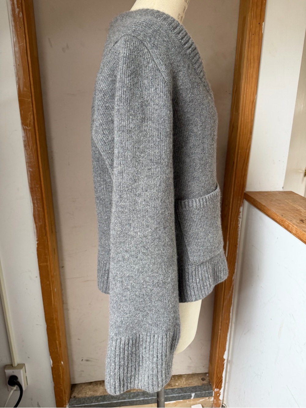 $2150 Khaite Caro Cashmere Cardigan in Gray - Size XL - Picture 7 of 15